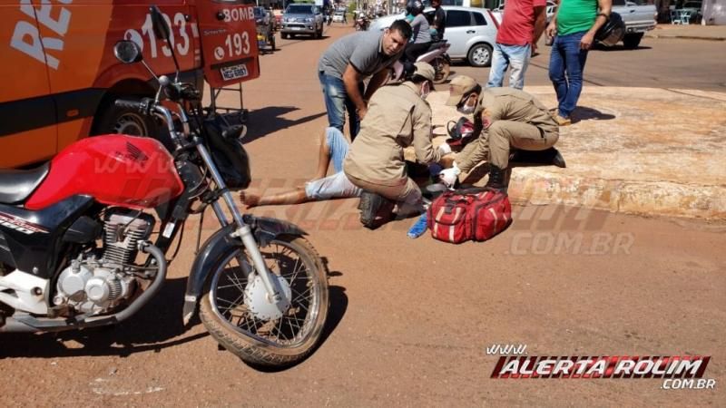 Homem é socorrido com suspeita de fratura em um dos braços após colisão entre moto e caminhão no Centro de Rolim de Moura – Vídeo Homem é socorrido com suspeita de fratura em um dos braços após colisão entre moto e caminhão no Centro de Rolim de Moura – Vídeo