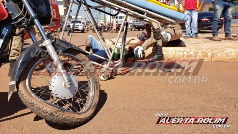 Homem é socorrido com suspeita de fratura em um dos braços após colisão entre moto e caminhão no Centro de Rolim de Moura – Vídeo Homem é socorrido com suspeita de fratura em um dos braços após colisão entre moto e caminhão no Centro de Rolim de Moura – Vídeo