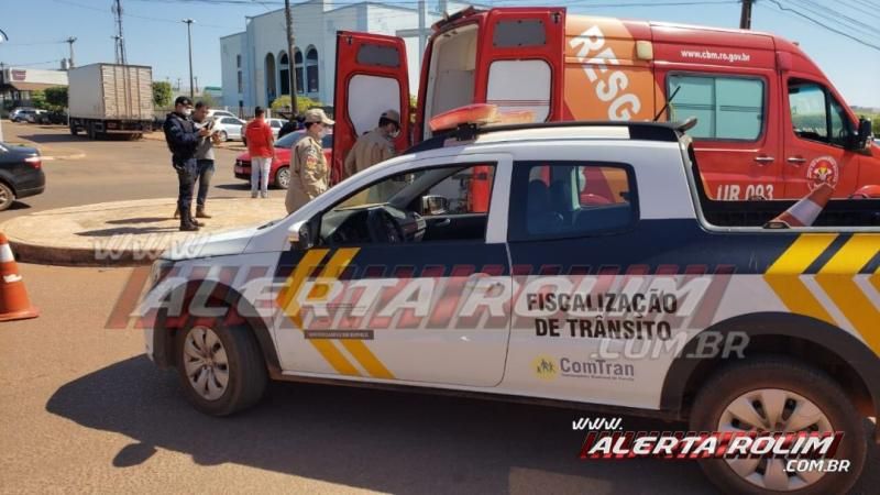 Homem é socorrido com suspeita de fratura em um dos braços após colisão entre moto e caminhão no Centro de Rolim de Moura – Vídeo Homem é socorrido com suspeita de fratura em um dos braços após colisão entre moto e caminhão no Centro de Rolim de Moura – Vídeo