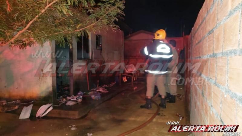 Incêndio atinge residência no Jatobá II durante a madrugada, em Rolim de Moura - Vídeo Incêndio atinge residência no Jatobá II durante a madrugada, em Rolim de Moura - Vídeo