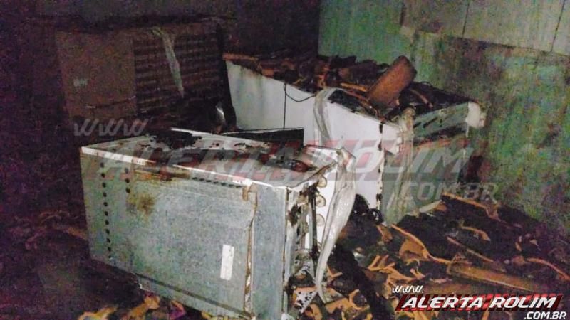 Incêndio atinge residência no Jatobá II durante a madrugada, em Rolim de Moura - Vídeo Incêndio atinge residência no Jatobá II durante a madrugada, em Rolim de Moura - Vídeo