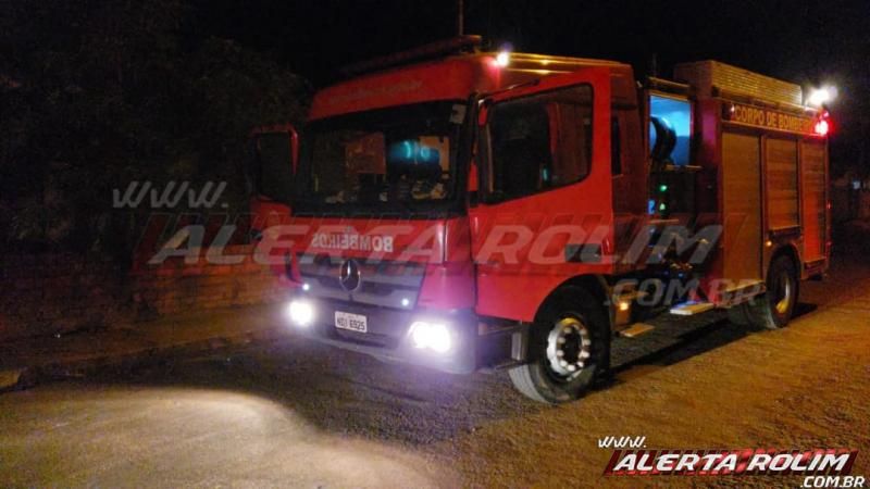 Incêndio atinge residência no Jatobá II durante a madrugada, em Rolim de Moura - Vídeo Incêndio atinge residência no Jatobá II durante a madrugada, em Rolim de Moura - Vídeo