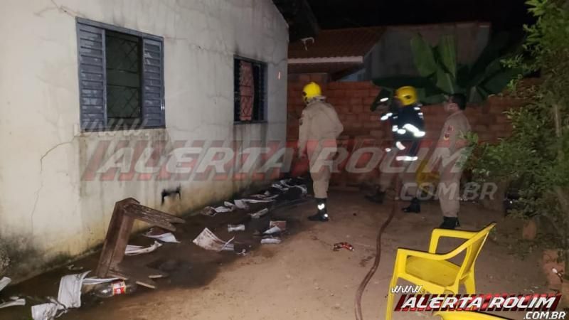 Incêndio atinge residência no Jatobá II durante a madrugada, em Rolim de Moura - Vídeo Incêndio atinge residência no Jatobá II durante a madrugada, em Rolim de Moura - Vídeo