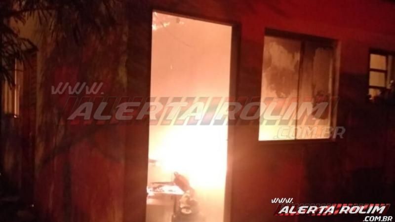 Incêndio atinge residência no Jatobá II durante a madrugada, em Rolim de Moura - Vídeo Incêndio atinge residência no Jatobá II durante a madrugada, em Rolim de Moura - Vídeo