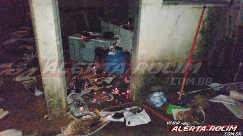 Incêndio atinge residência no Jatobá II durante a madrugada, em Rolim de Moura - Vídeo Incêndio atinge residência no Jatobá II durante a madrugada, em Rolim de Moura - Vídeo