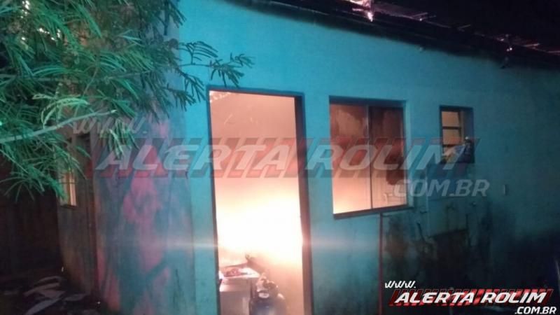 Incêndio atinge residência no Jatobá II durante a madrugada, em Rolim de Moura - Vídeo Incêndio atinge residência no Jatobá II durante a madrugada, em Rolim de Moura - Vídeo