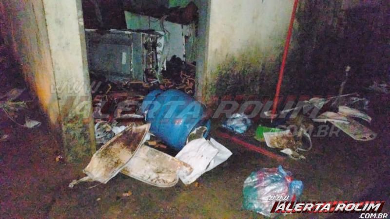 Incêndio atinge residência no Jatobá II durante a madrugada, em Rolim de Moura - Vídeo Incêndio atinge residência no Jatobá II durante a madrugada, em Rolim de Moura - Vídeo