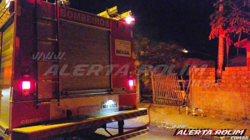 Incêndio atinge residência no Jatobá II durante a madrugada, em Rolim de Moura - Vídeo Incêndio atinge residência no Jatobá II durante a madrugada, em Rolim de Moura - Vídeo