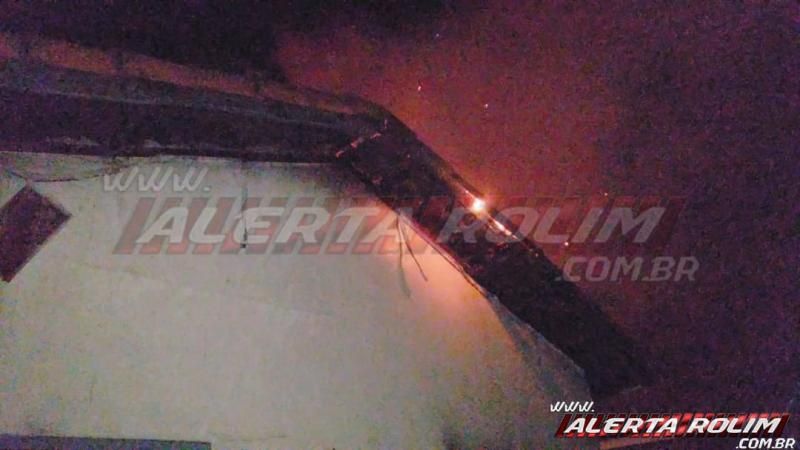 Incêndio atinge residência no Jatobá II durante a madrugada, em Rolim de Moura - Vídeo Incêndio atinge residência no Jatobá II durante a madrugada, em Rolim de Moura - Vídeo