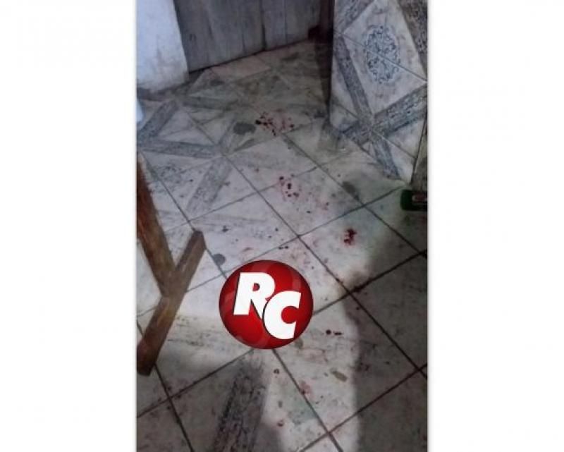 Jovem fica em estado grave ao ser esfaqueado dentro de boate, em Seringueiras Jovem fica em estado grave ao ser esfaqueado dentro de boate, em Seringueiras