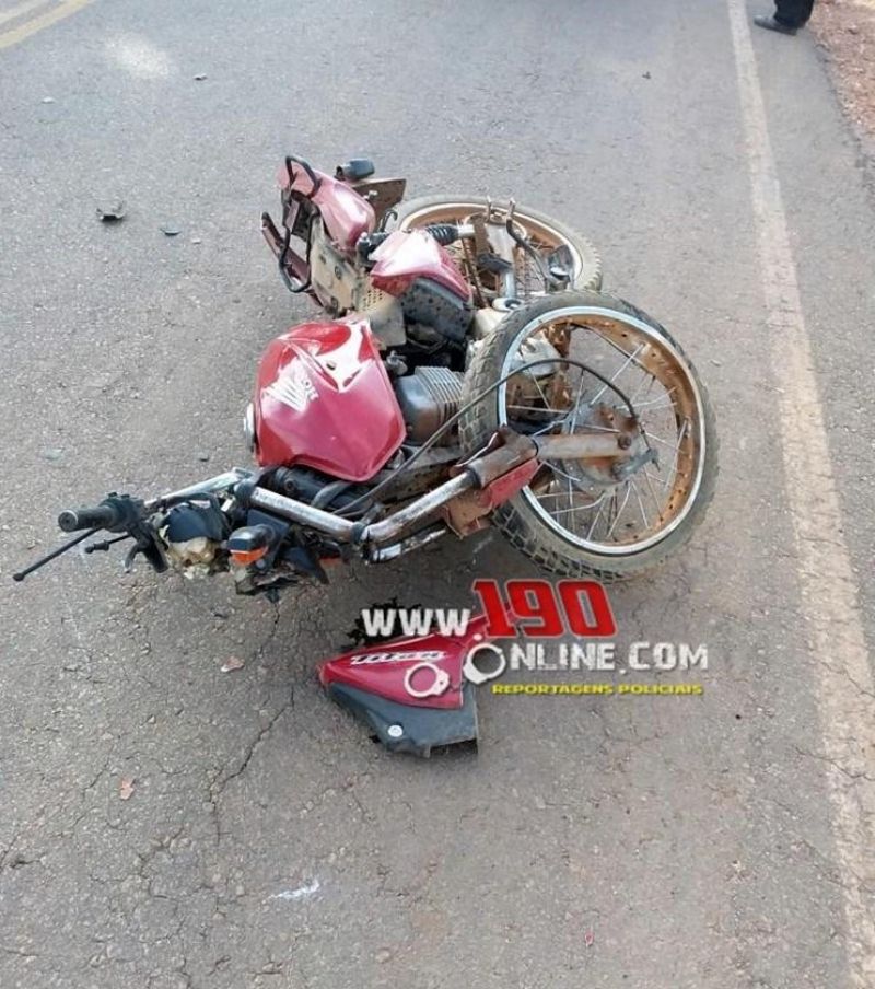 Jovem sofre fratura de braço e perna após colisão frontal entre moto e carro na RO-383, em Alta Floresta Jovem sofre fratura de braço e perna após colisão frontal entre moto e carro na RO-383, em Alta Floresta