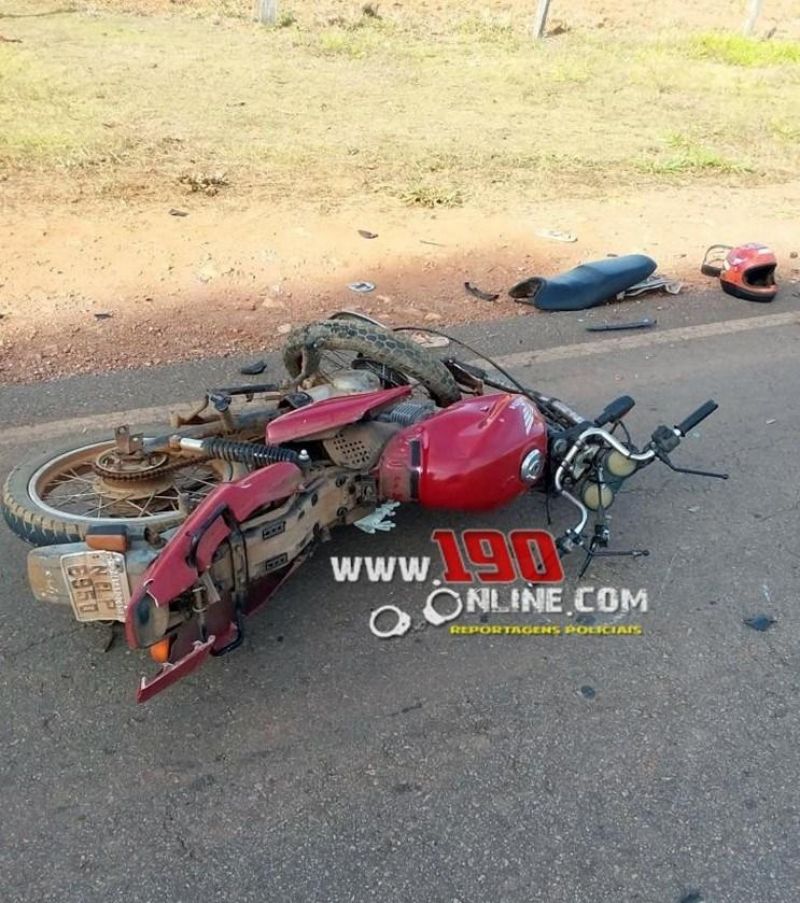 Jovem sofre fratura de braço e perna após colisão frontal entre moto e carro na RO-383, em Alta Floresta Jovem sofre fratura de braço e perna após colisão frontal entre moto e carro na RO-383, em Alta Floresta