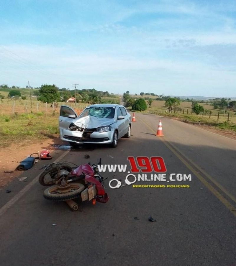Jovem sofre fratura de braço e perna após colisão frontal entre moto e carro na RO-383, em Alta Floresta Jovem sofre fratura de braço e perna após colisão frontal entre moto e carro na RO-383, em Alta Floresta