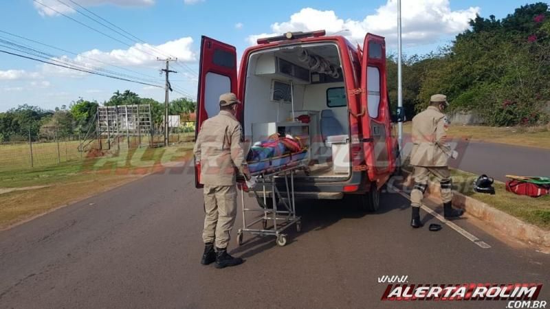Motociclista é socorrido pelos bombeiros, após colisão com automóvel, em Rolim de Moura - Vídeo Motociclista é socorrido pelos bombeiros, após colisão com automóvel, em Rolim de Moura - Vídeo
