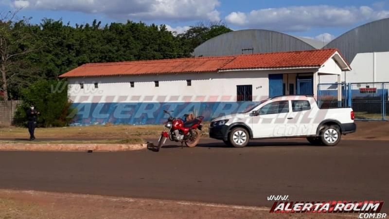 Motociclista é socorrido pelos bombeiros, após colisão com automóvel, em Rolim de Moura - Vídeo Motociclista é socorrido pelos bombeiros, após colisão com automóvel, em Rolim de Moura - Vídeo