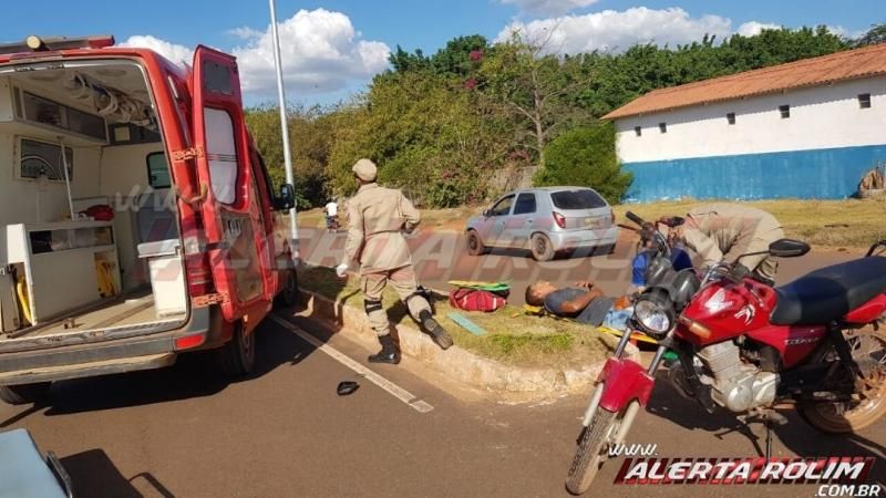 Motociclista é socorrido pelos bombeiros, após colisão com automóvel, em Rolim de Moura - Vídeo Motociclista é socorrido pelos bombeiros, após colisão com automóvel, em Rolim de Moura - Vídeo