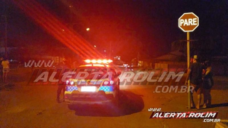 Motociclista fratura perna ao ser atingido por outro condutor que invadiu a preferencial e fugiu do local após a colisão, em Rolim de Moura – Vídeo Motociclista fratura perna ao ser atingido por outro condutor que invadiu a preferencial e fugiu do local após a colisão, em Rolim de Moura – Vídeo