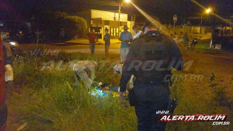 Motociclista fratura perna ao ser atingido por outro condutor que invadiu a preferencial e fugiu do local após a colisão, em Rolim de Moura – Vídeo Motociclista fratura perna ao ser atingido por outro condutor que invadiu a preferencial e fugiu do local após a colisão, em Rolim de Moura – Vídeo