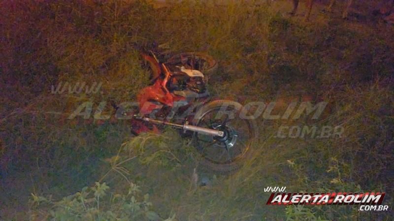 Motociclista fratura perna ao ser atingido por outro condutor que invadiu a preferencial e fugiu do local após a colisão, em Rolim de Moura – Vídeo Motociclista fratura perna ao ser atingido por outro condutor que invadiu a preferencial e fugiu do local após a colisão, em Rolim de Moura – Vídeo