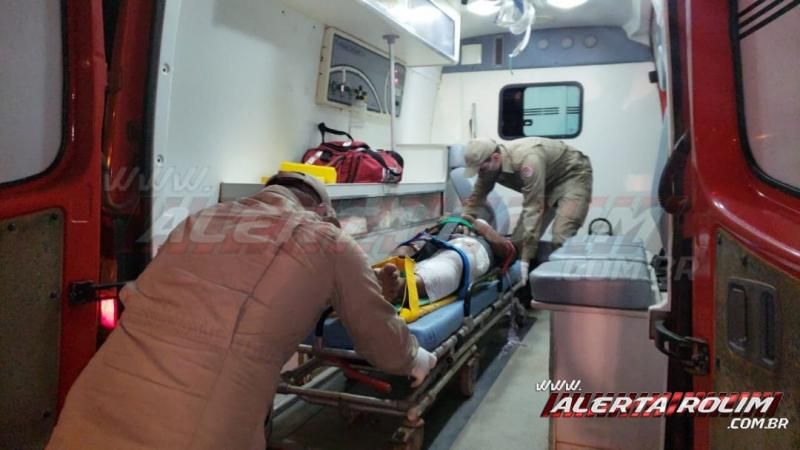 Motociclista fratura perna ao ser atingido por outro condutor que invadiu a preferencial e fugiu do local após a colisão, em Rolim de Moura – Vídeo Motociclista fratura perna ao ser atingido por outro condutor que invadiu a preferencial e fugiu do local após a colisão, em Rolim de Moura – Vídeo