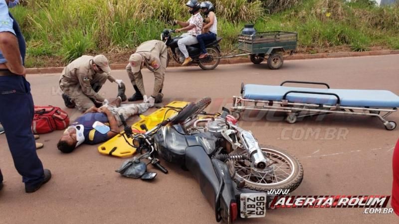 Para não bater em outra moto, motociclista desvia e sofre queda na Rua Parnaíba, em Rolim de Moura - Vídeo Para não bater em outra moto, motociclista desvia e sofre queda na Rua Parnaíba, em Rolim de Moura - Vídeo