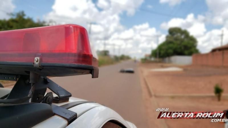 Para não bater em outra moto, motociclista desvia e sofre queda na Rua Parnaíba, em Rolim de Moura - Vídeo Para não bater em outra moto, motociclista desvia e sofre queda na Rua Parnaíba, em Rolim de Moura - Vídeo