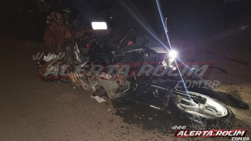URGENTE – Policial Penal morre após grave colisão frontal entre carro e moto na RO-010, em Rolim de Moura - Vídeo URGENTE – Policial Penal morre após grave colisão frontal entre carro e moto na RO-010, em Rolim de Moura - Vídeo