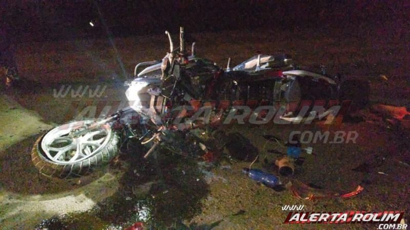 URGENTE – Policial Penal morre após grave colisão frontal entre carro e moto na RO-010, em Rolim de Moura - Vídeo URGENTE – Policial Penal morre após grave colisão frontal entre carro e moto na RO-010, em Rolim de Moura - Vídeo