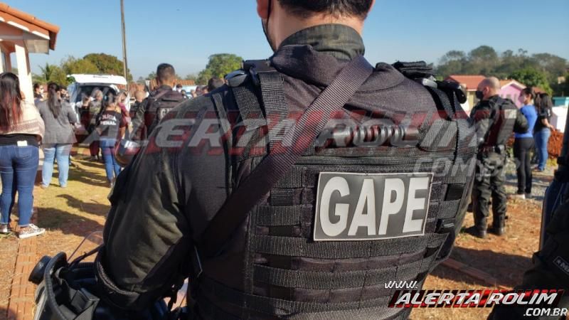 Policial Penal, vítima fatal de acidente em Rolim de Moura é sepultado com honras fúnebres, em Alta Floresta do Oeste - Fotos e Vídeo Policial Penal, vítima fatal de acidente em Rolim de Moura é sepultado com honras fúnebres, em Alta Floresta do Oeste - Fotos e Vídeo
