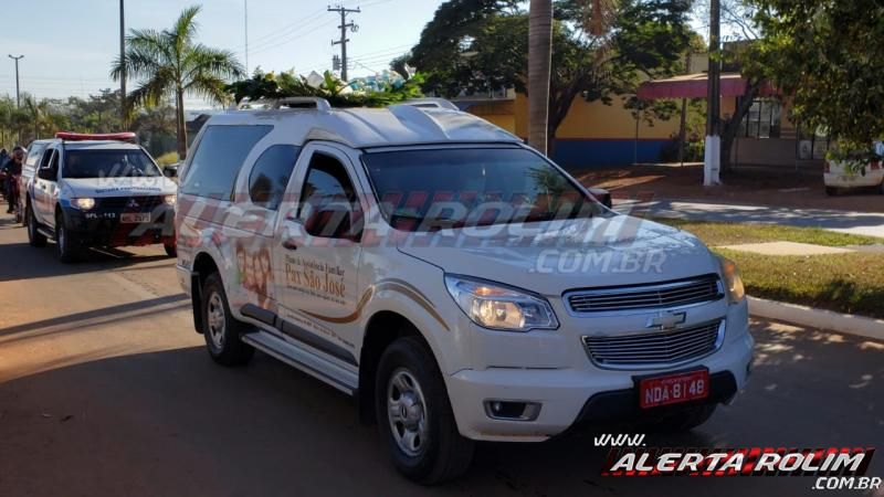 Policial Penal, vítima fatal de acidente em Rolim de Moura é sepultado com honras fúnebres, em Alta Floresta do Oeste - Fotos e Vídeo Policial Penal, vítima fatal de acidente em Rolim de Moura é sepultado com honras fúnebres, em Alta Floresta do Oeste - Fotos e Vídeo
