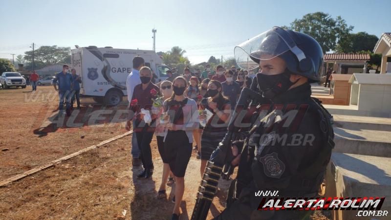 Policial Penal, vítima fatal de acidente em Rolim de Moura é sepultado com honras fúnebres, em Alta Floresta do Oeste - Fotos e Vídeo Policial Penal, vítima fatal de acidente em Rolim de Moura é sepultado com honras fúnebres, em Alta Floresta do Oeste - Fotos e Vídeo