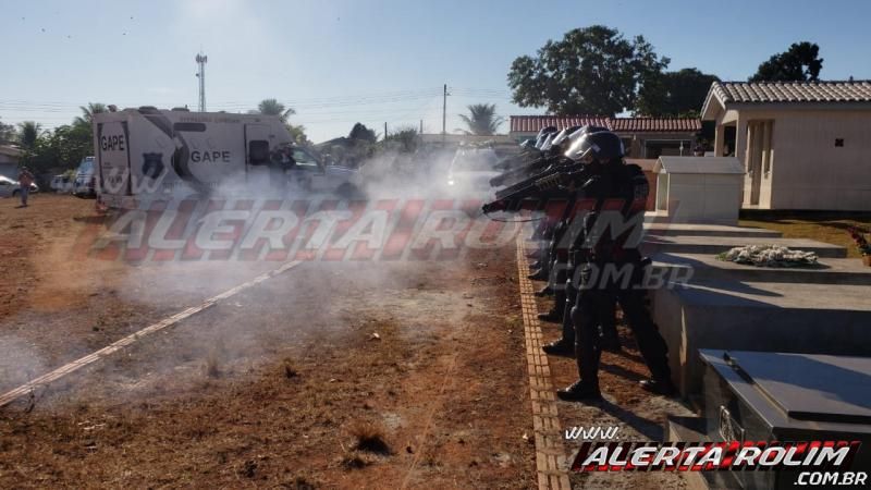 Policial Penal, vítima fatal de acidente em Rolim de Moura é sepultado com honras fúnebres, em Alta Floresta do Oeste - Fotos e Vídeo Policial Penal, vítima fatal de acidente em Rolim de Moura é sepultado com honras fúnebres, em Alta Floresta do Oeste - Fotos e Vídeo