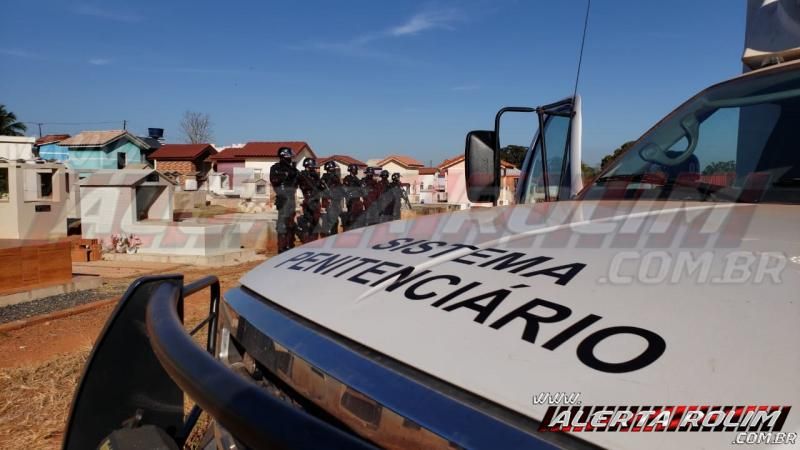 Policial Penal, vítima fatal de acidente em Rolim de Moura é sepultado com honras fúnebres, em Alta Floresta do Oeste - Fotos e Vídeo Policial Penal, vítima fatal de acidente em Rolim de Moura é sepultado com honras fúnebres, em Alta Floresta do Oeste - Fotos e Vídeo