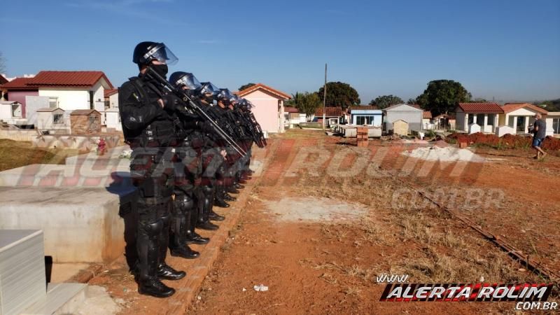 Policial Penal, vítima fatal de acidente em Rolim de Moura é sepultado com honras fúnebres, em Alta Floresta do Oeste - Fotos e Vídeo Policial Penal, vítima fatal de acidente em Rolim de Moura é sepultado com honras fúnebres, em Alta Floresta do Oeste - Fotos e Vídeo