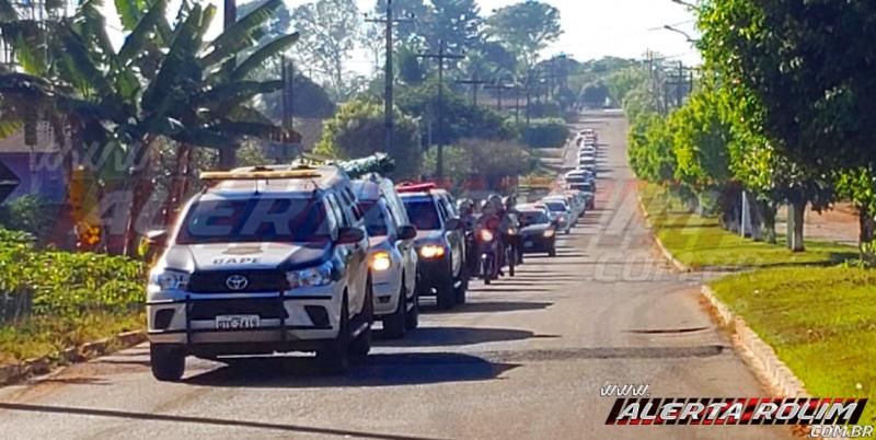 Policial Penal, vítima fatal de acidente em Rolim de Moura é sepultado com honras fúnebres, em Alta Floresta do Oeste - Fotos e Vídeo Policial Penal, vítima fatal de acidente em Rolim de Moura é sepultado com honras fúnebres, em Alta Floresta do Oeste - Fotos e Vídeo
