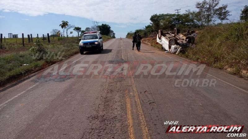Capotamento de veículo é registrado na RO-010 entre às linhas 148 e 152 Capotamento de veículo é registrado na RO-010 entre às linhas 148 e 152