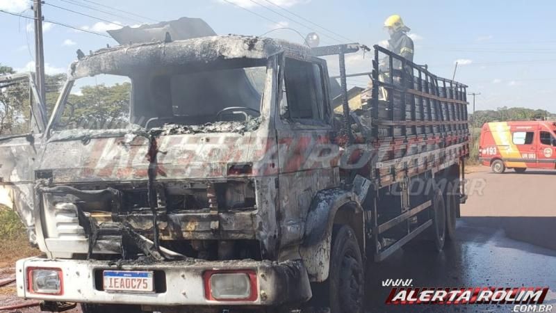 Rolim de Moura - Incêndio destrói caminhão carregado com sucata próximo a AABB 