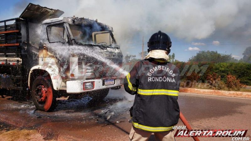 Rolim de Moura - Incêndio destrói caminhão carregado com sucata próximo a AABB 