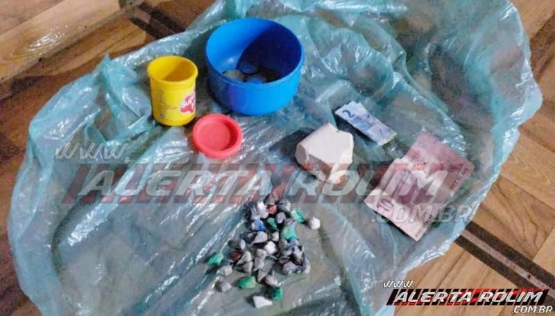 Suspeitos de tráfico são presos pela PM, em Rolim de Moura; drogas, dinheiro e produtos de procedência duvidosa foram apreendidos Suspeitos de tráfico são presos pela PM, em Rolim de Moura; drogas, dinheiro e produtos de procedência duvidosa foram apreendidos