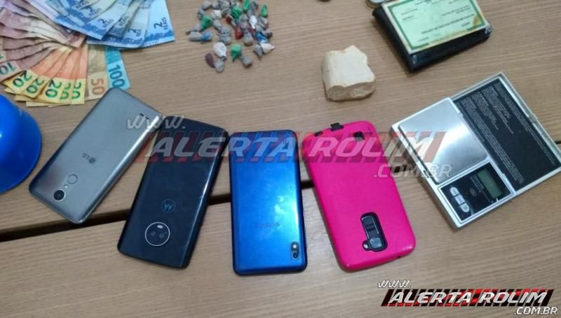 Suspeitos de tráfico são presos pela PM, em Rolim de Moura; drogas, dinheiro e produtos de procedência duvidosa foram apreendidos Suspeitos de tráfico são presos pela PM, em Rolim de Moura; drogas, dinheiro e produtos de procedência duvidosa foram apreendidos