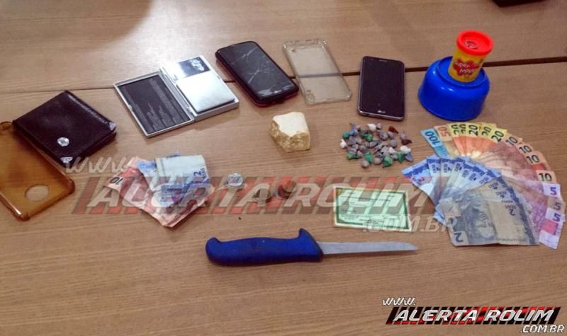 Suspeitos de tráfico são presos pela PM, em Rolim de Moura; drogas, dinheiro e produtos de procedência duvidosa foram apreendidos Suspeitos de tráfico são presos pela PM, em Rolim de Moura; drogas, dinheiro e produtos de procedência duvidosa foram apreendidos