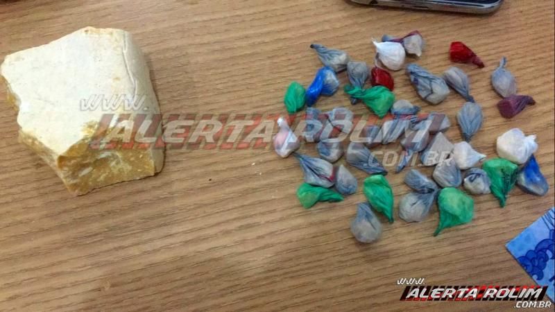 Suspeitos de tráfico são presos pela PM, em Rolim de Moura; drogas, dinheiro e produtos de procedência duvidosa foram apreendidos Suspeitos de tráfico são presos pela PM, em Rolim de Moura; drogas, dinheiro e produtos de procedência duvidosa foram apreendidos