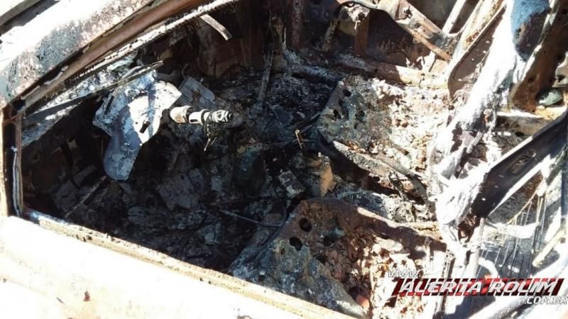 veiculo-e-encontrado-incendiado-na-linha-do-pedro-em-castanheiras-13821-40ab3627c08327a320887ce7c420015c veiculo-e-encontrado-incendiado-na-linha-do-pedro-em-castanheiras-13821-40ab3627c08327a320887ce7c420015c