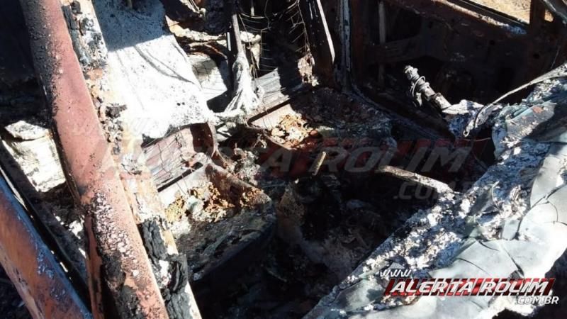 veiculo-e-encontrado-incendiado-na-linha-do-pedro-em-castanheiras-13821-576b3da3217a03a69383d27e1c1e2002 veiculo-e-encontrado-incendiado-na-linha-do-pedro-em-castanheiras-13821-576b3da3217a03a69383d27e1c1e2002