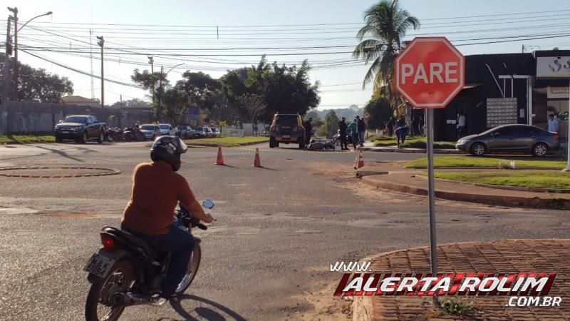 Veja o vídeo do momento da colisão entre moto e Jeep no Centro de Rolim de Moura; A condutora da moto fraturou um dos braços Veja o vídeo do momento da colisão entre moto e Jeep no Centro de Rolim de Moura; A condutora da moto fraturou um dos braços