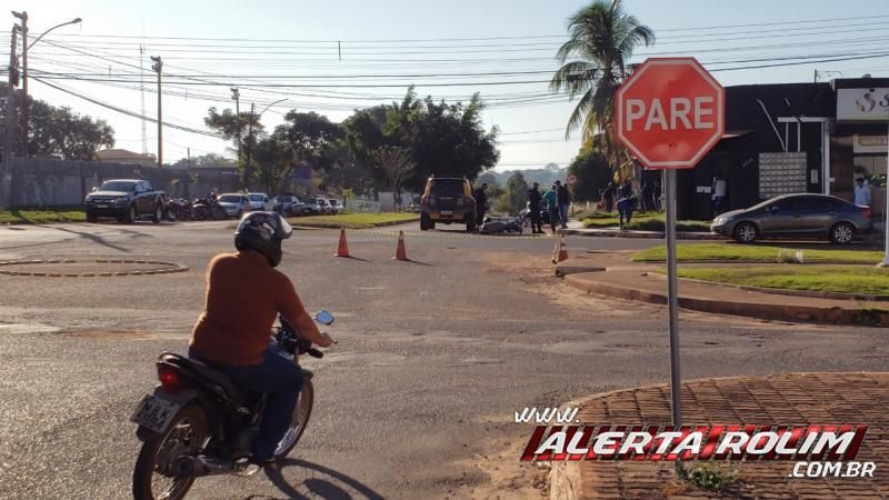 Veja o vídeo do momento da colisão entre moto e Jeep no Centro de Rolim de Moura; A condutora da moto fraturou um dos braços 