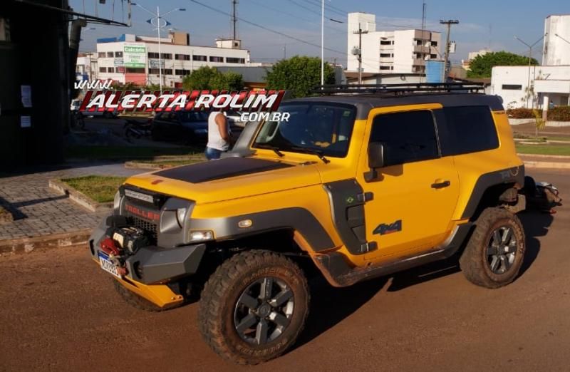 Veja o vídeo do momento da colisão entre moto e Jeep no Centro de Rolim de Moura; A condutora da moto fraturou um dos braços Veja o vídeo do momento da colisão entre moto e Jeep no Centro de Rolim de Moura; A condutora da moto fraturou um dos braços