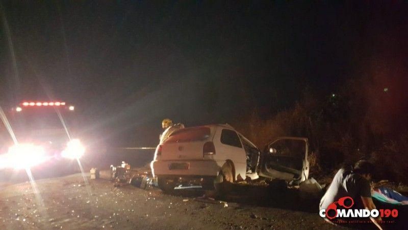 03 pessoas morrem em acidente entre carreta e automóvel próximo ao Distrito de Nova Colina 03 pessoas morrem em acidente entre carreta e automóvel próximo ao Distrito de Nova Colina