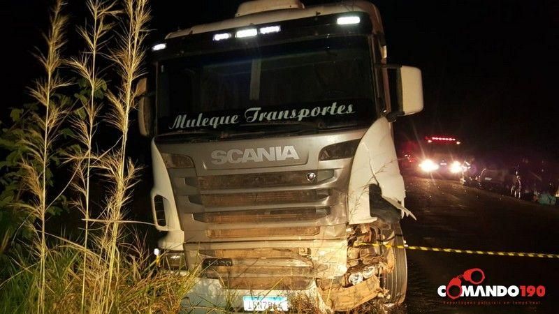 03 pessoas morrem em acidente entre carreta e automóvel próximo ao Distrito de Nova Colina 03 pessoas morrem em acidente entre carreta e automóvel próximo ao Distrito de Nova Colina