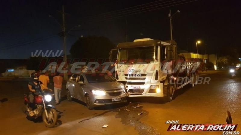 Acidente de trânsito entre carro e caminhão é registrado no centro da cidade de Rolim de Moura Acidente de trânsito entre carro e caminhão é registrado no centro da cidade de Rolim de Moura